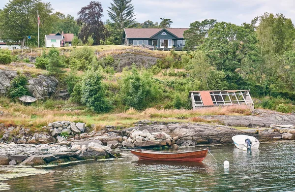 Barcos amarrados, paisaje rural, pastos y granjas . — Foto de Stock