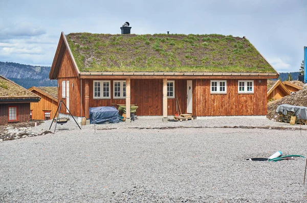 Die neue version des traditionellen ferienhauses in norwegen — Stockfoto