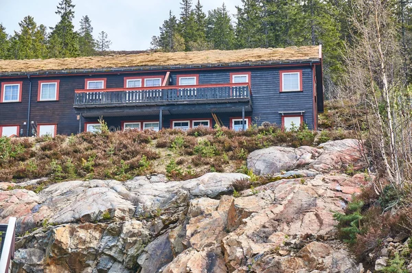 Bir kayaya backpackers için ahşap bina — Stok fotoğraf