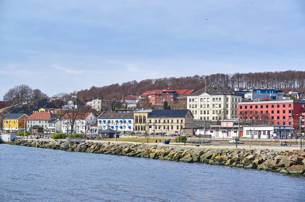 Larvik wharf na primavera, Noruega — Fotografia de Stock