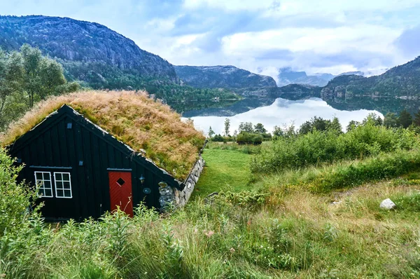 Wiejski domek nad jeziorem w norweskich górach — Zdjęcie stockowe