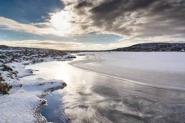 Norské jezero zamrzlo na malém ostrově — Stock fotografie