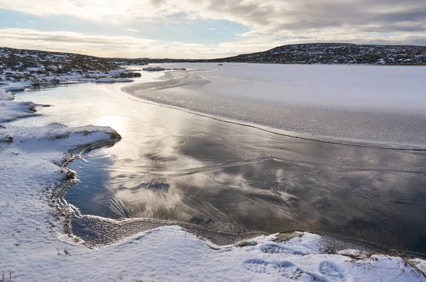 Norské jezero zamrzlo na malém ostrově — Stock fotografie