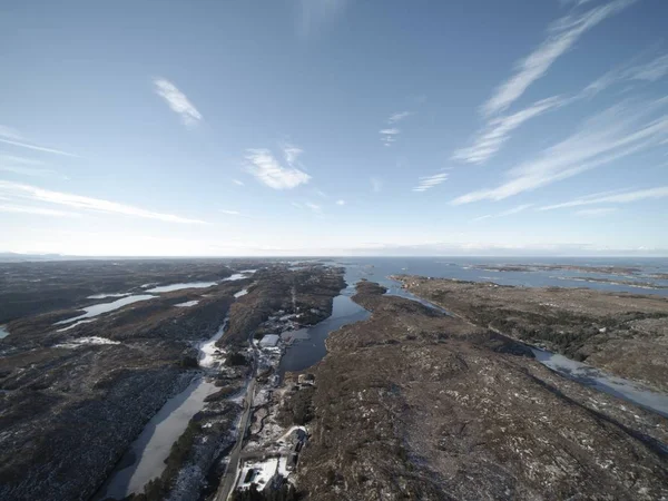 Vista aérea al relleno en invierno cubierto de nieve . —  Fotos de Stock