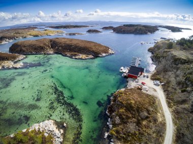 Tekneler masmavi Bay. Norveç sahil. Norveç'te erken Bahar