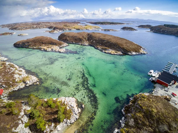 Spiaggia azzurra, costa rocciosa delle isole. , vista aerea — Foto Stock