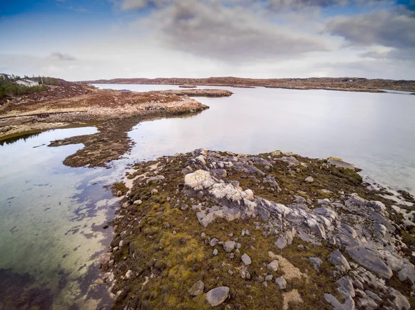 Luchtfoto van kustlijn veroverd door drone in Noorwegen — Stockfoto