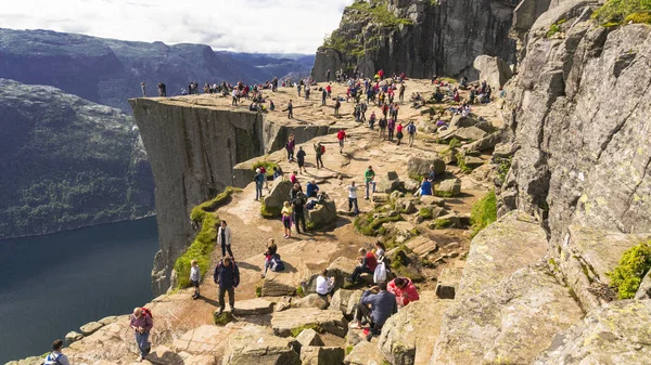 Preikestolen o roca del púlpito sobre el Lysefjord —  Fotos de Stock