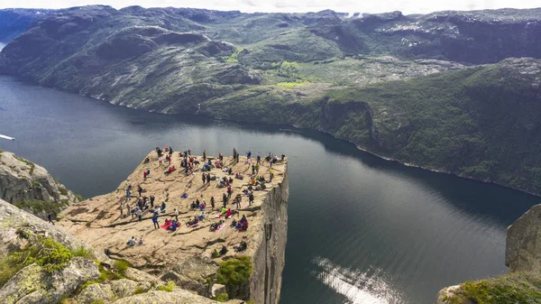 Preikestolen o roca del púlpito sobre el Lysefjord — Foto de Stock