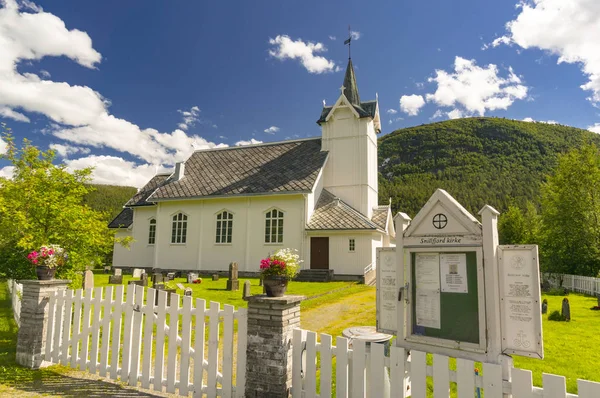 Iglesia de madera rodeada de valla blanca — Foto de Stock