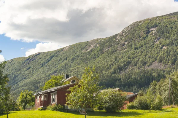 红色的木屋里挪威山 — 图库照片