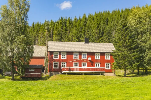Houten rode huis in de Noorse bergen — Stockfoto