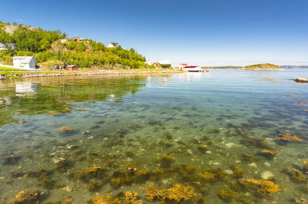 Norska fjorden på sommaren. Färgglada bay, Norges kust — Stockfoto