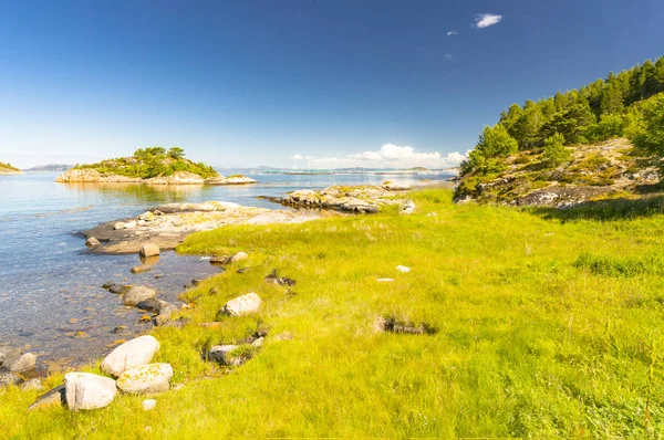 Baía na paisagem rural norueguesa, paisagem rural — Fotografia de Stock