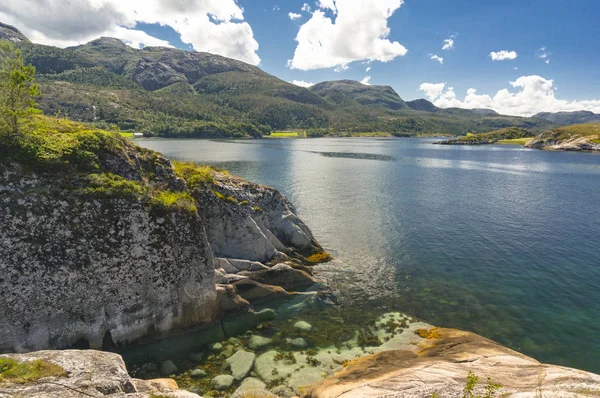 Norwegischer Fjord im Sommer. farbenfrohe Bucht, Küste Norwegens — Stockfoto