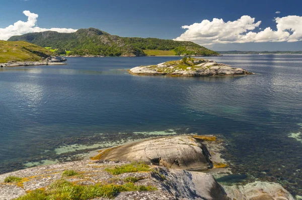 Norska fjorden på sommaren. Färgglada bay, Norges kust — Stockfoto