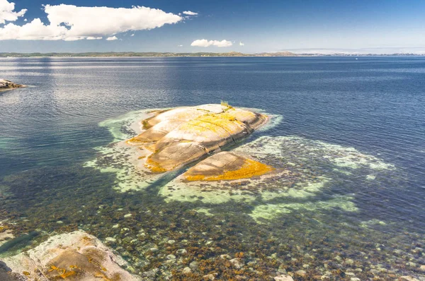 Fiordo norvegese in estate. Baia colorata, costa della Norvegia — Foto Stock