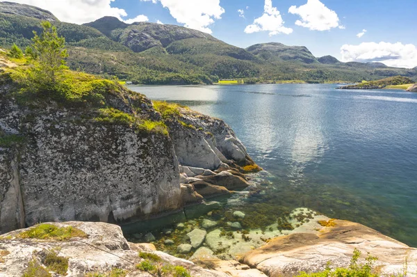 Fiordo norvegese in estate. Baia colorata, costa della Norvegia — Foto Stock