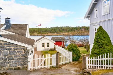 Nostaljik Norveç alley, önünde beyaz hous ahşap bir çit