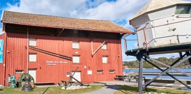 Kırmızı ahşap binalar Norveç köy müzeleri