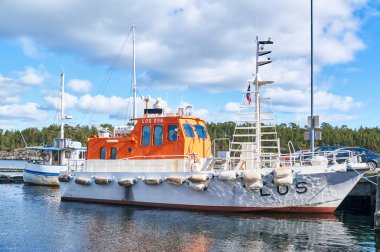 Norveç Fiyordu, tekneler ve deniz trafik. Renkli Bo Balık tutma
