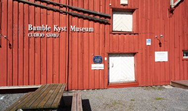 Kırmızı ahşap binalar Norveç köy müzeleri