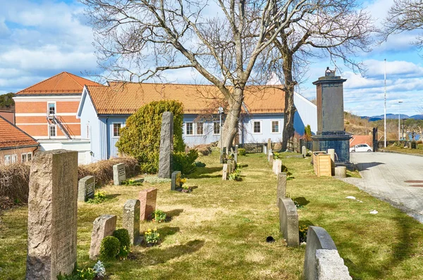 Fából készült fehér norvég egyház és a régi temető — Stock Fotó