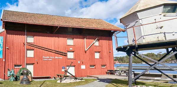 Czerwone drewniane budynki muzeów Norwegian village — Zdjęcie stockowe