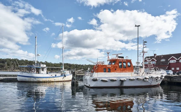 Норвежский фьорд, лодки и морское движение — стоковое фото