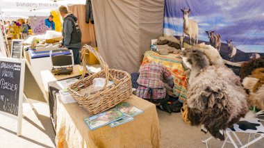 Koyun ve keçi derileri bir çiftçinin stand