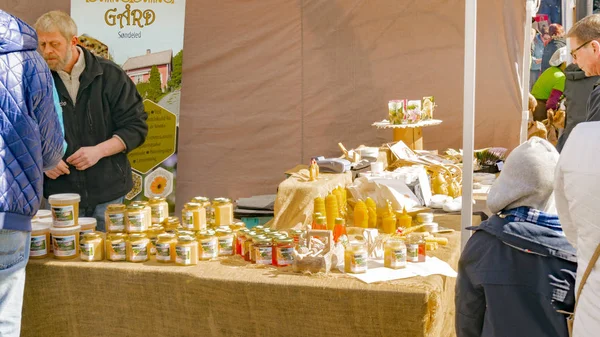 Frascos con productos de panal y velas de gelatina de abeja — Foto de Stock