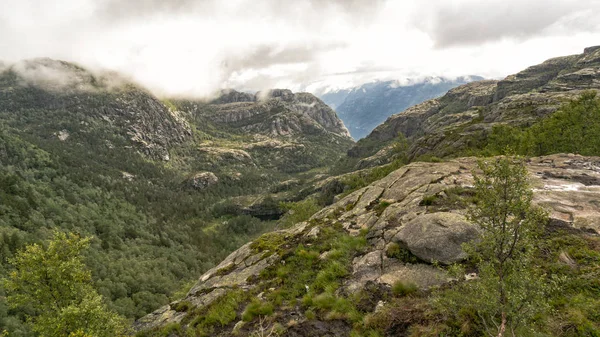 距離フィヨルド Lysefjor、preikestolen のハイキング コース — ストック写真
