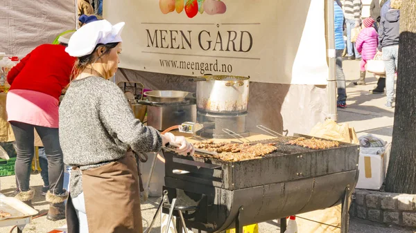 Bir kadın kısık ateşte geleneksel Norveç kebap hazırlar — Stok fotoğraf