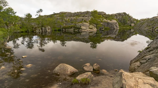 Sladkovodních jezer naše pěší stezka na Preikestolen — Stock fotografie
