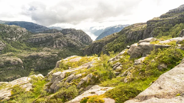 Montagne norvegesi e sentiero escursionistico, vista su Lysefjord — Foto Stock