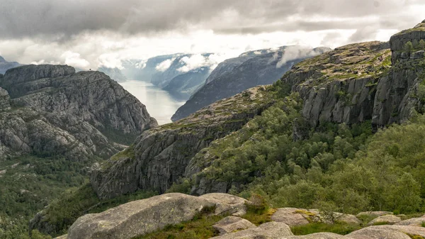 Montagnes norvégiennes et sentier de randonnée, vue sur le Lysefjord — Photo