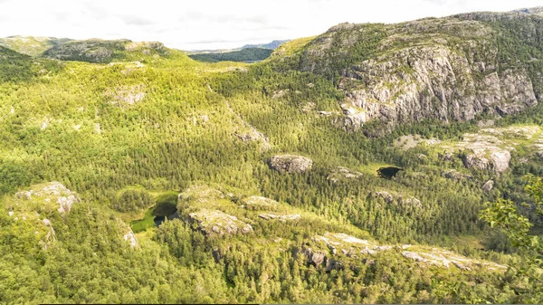 Norské hory a turistická stezka Preikestolen — Stock fotografie