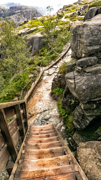 Řetězy kovové, dřevěné a kamenné schody na turistické stezce — Stock fotografie