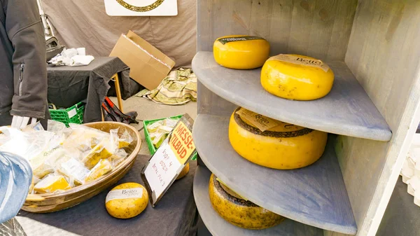 Bir çiftçi pazarda ekolojik Norveç sarı peynir — Stok fotoğraf