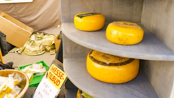 Ecological Norwegian yellow cheese at a farmer's market — Stock Photo, Image