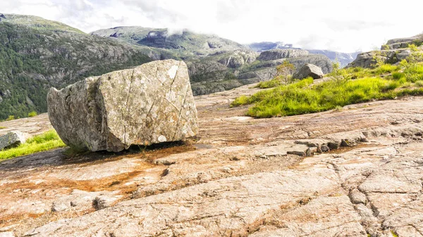 Turist izimizi üzerinde açısal bir kaya — Stok fotoğraf