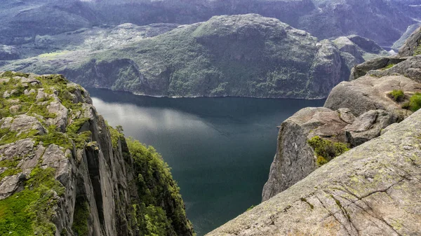 Norveç Fiyordu Lysefjord yüksek tepeler arasında — Stok fotoğraf