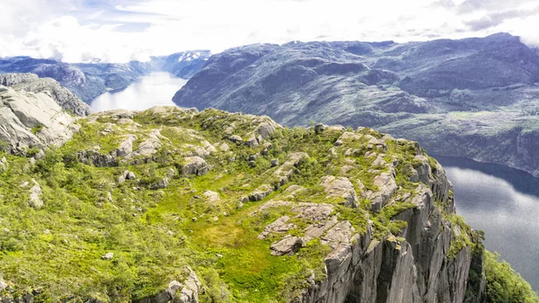 Vista de las colinas y fiordo noruego Lysefjord — Foto de Stock