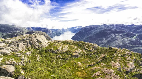 Tepeler ve Norveç Fiyordu Lysefjord görünümünü — Stok fotoğraf