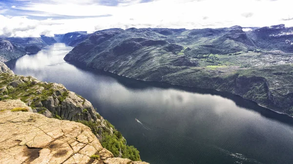 Norveç Fiyordu Lysefjord yüksek tepeler arasında — Stok fotoğraf