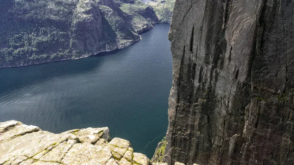 Fjord norvégien Lysefjord entre les hautes collines — Photo