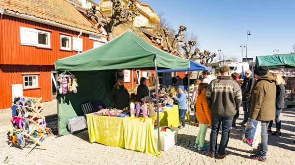 Kunden beim Einkaufen auf einem norwegischen Agrarmarkt — Stockfoto