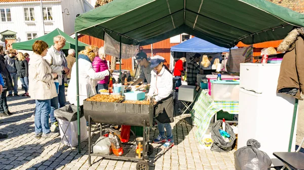 Clientes mientras compran en un stand con productos cálidos —  Fotos de Stock