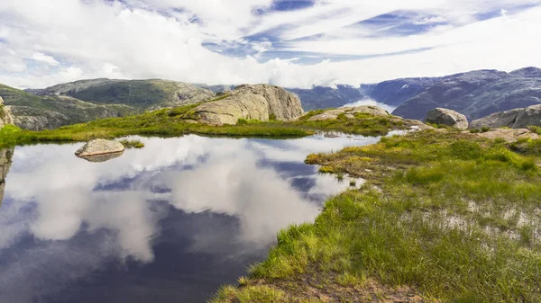 Lacs d'eau douce et fjord norvégien Lysefjord — Photo