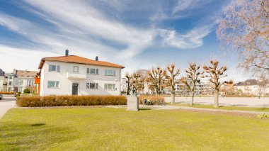 Beyaz Saray ile çim ve bahçe heykeli